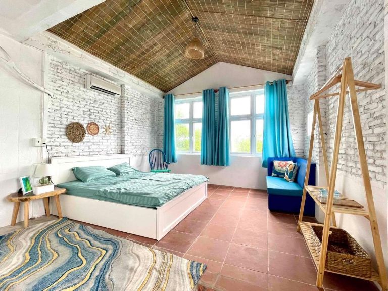 Phòng nghỉ tại IRINI Boutique Homestay Mui Ne được thiết kế theo phong cách Địa Trung Hải tông màu pastel mang lại cảm giác tươi mới (Nguồn: Booking.com)