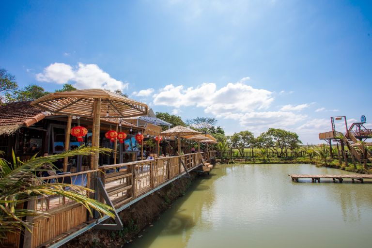 Từ nhà hàng, bạn có thể hướng tầm mắt ra hồ nước xanh để ngắm nhìn thiên nhiên tươi mát của Buôn Ma Thuột