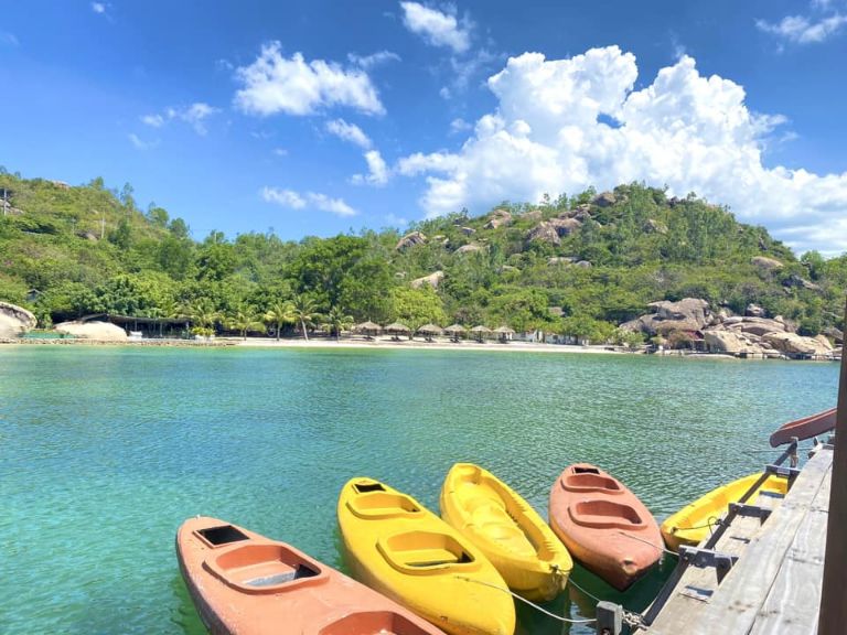 Check in cầu gỗ và chèo thuyền sub là những trải nghiệm mà du khách lưu trú tại homestay Sao Biển không nên bỏ qua.