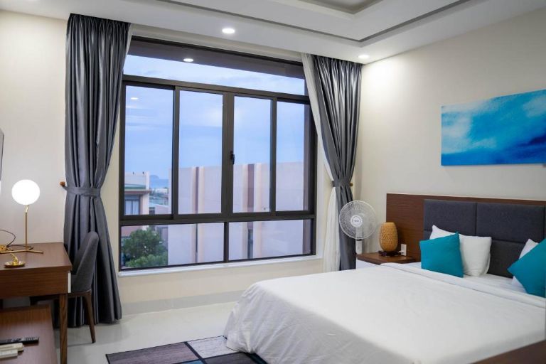 Các phòng ngủ của villa Cam Ranh có view nhìn ra khuôn viên và view biển.