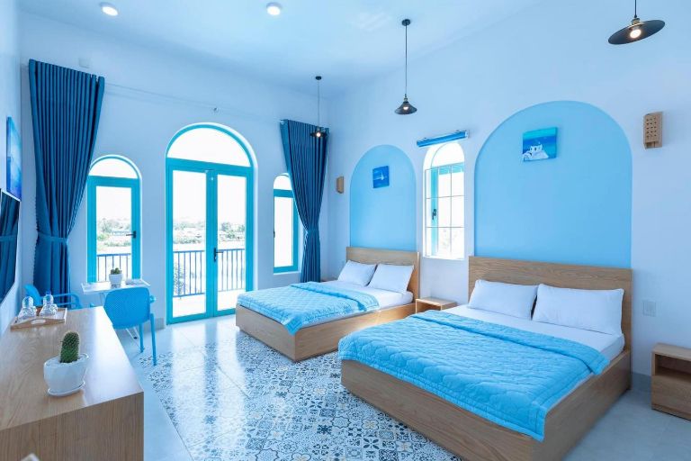 Thiết kế không gian phòng với những sắc xanh chủ đạo, đậm nét kiến trúc Santorini Hy Lạp.