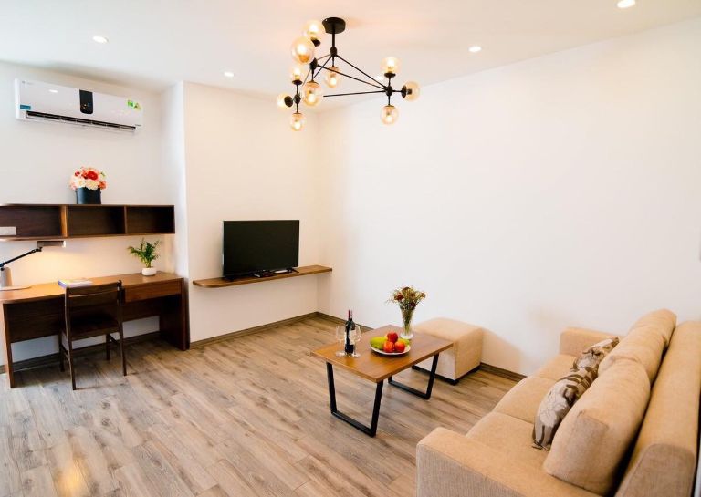 Các phân hạng căn hộ luôn được đầu tư xây dựng một phòng khách riêng với sofa Nhật cao cấp, tivi và bàn làm việc