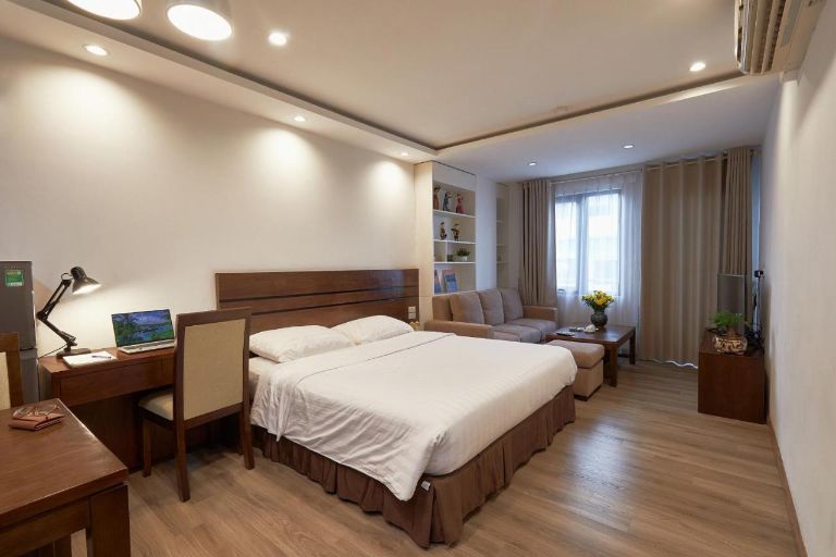 Phòng ngủ mang tông màu nâu ấm cúng, vừa sạch sẽ, vừa sang trọng cho bạn thoải mái nghỉ ngơi