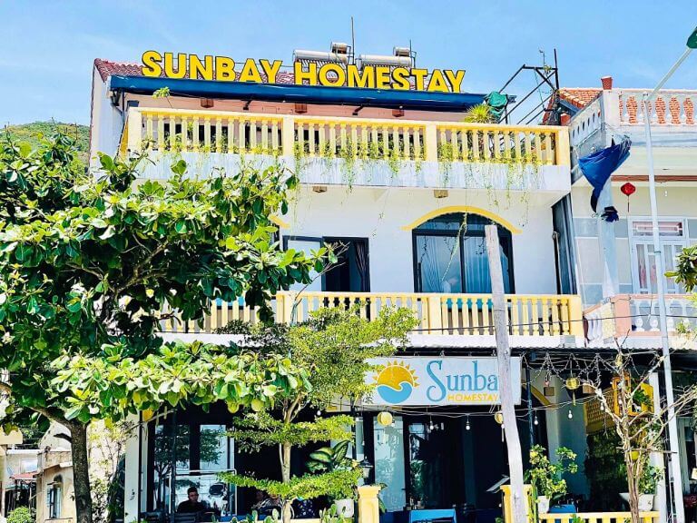 Sunbay Homestay Cu Lao Cham nằm ngay cạnh bãi biển tại khu vực trung tâm đảo Cù Lao Chàm.