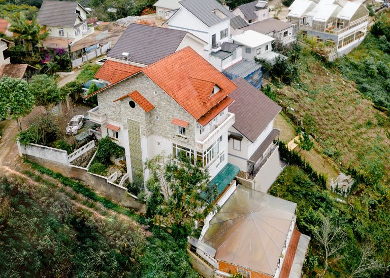 D’House Villa Đà Lạt nằm ngay giữa lòng thành phố với view hướng đồi thông tuyệt đỉnh (nguồn: facebook.com)