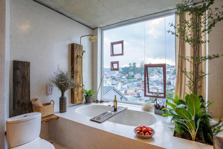 Cherry Suites Dalat sở hữu bồn tắm spa với view hướng ra thành phố tuyệt đẹp (nguồn: facebook.com)