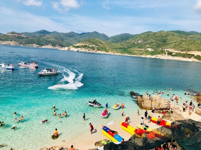 Đơn vị lưu trú Sơn Anh có cung cấp các dịch vụ thuê phao bơi, phương tiện vui chơi trên bãi biển.