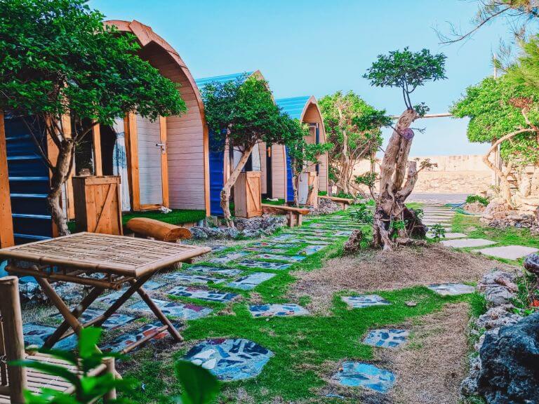 Lối đi vào HomeStay LyTi Sea đủ rộng được lát đá và trồng cỏ để ô tô có thể di chuyển đến tận cửa homestay 