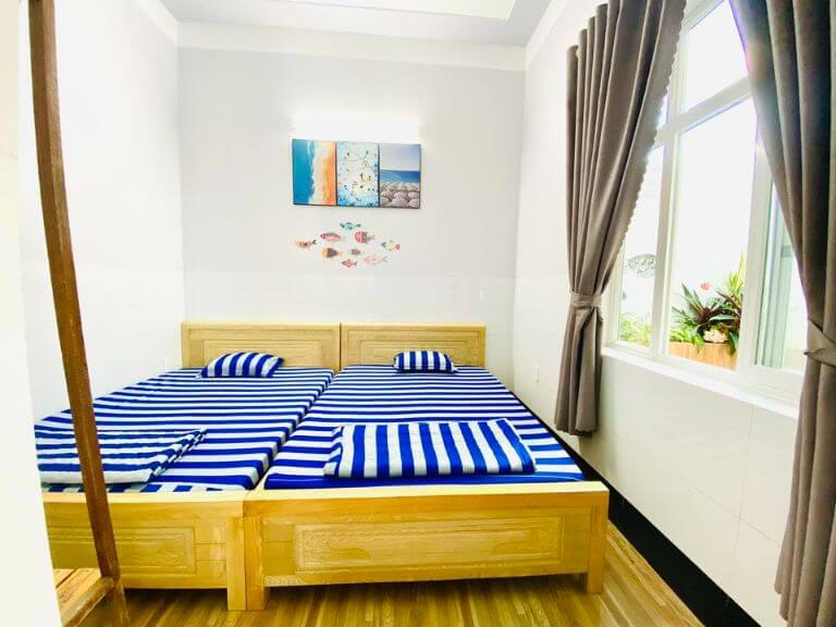 Phòng nghỉ tại Homestay LinhCa - Đảo Phú Quý nổi bật lối thiết kế lấy cảm hứng từ biển cả, mang màu sắc tươi mới, tràn đầy sức sống 