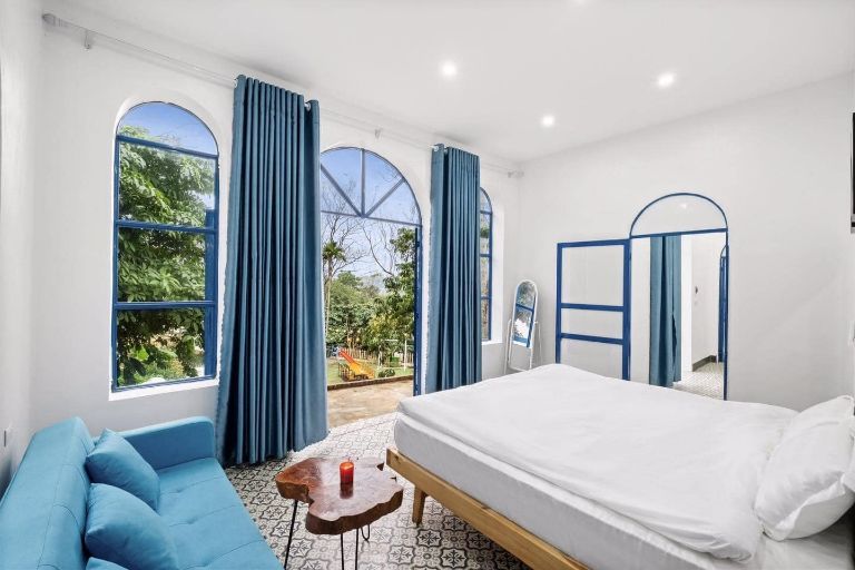 Phòng nghỉ tại đây thường có gam xanh làm chủ đạo, kết hợp với nội thất màu trắng đơn giản nhưng lại vô cùng hài hòa, tinh tế
