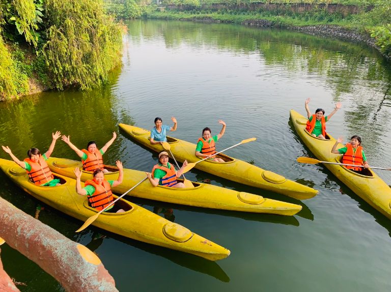 Hoạt động chèo Kayak là một lựa chọn phổ biến và được ưa chuộng không chỉ bởi trẻ em mà cả người lớn, phù hợp cho các nhóm từ 1 đến 12 người.