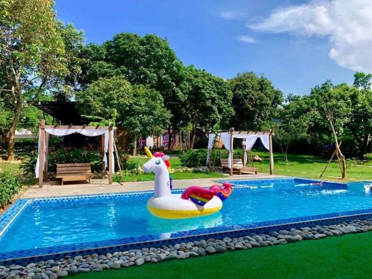 Homestay gần Hà Nội này trang bị cho mỗi căn hộ một bể bơi riêng tại sân hiên, đảm bảo sự riêng tư tuyệt đối cho khách hàng.