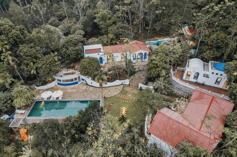 Mirabella Ba Vì Mountain Retreat là một homestay gần Hà Nội với 3 căn villa lớn được xây dựng, với diện tích tối thiểu từ 50m2.
