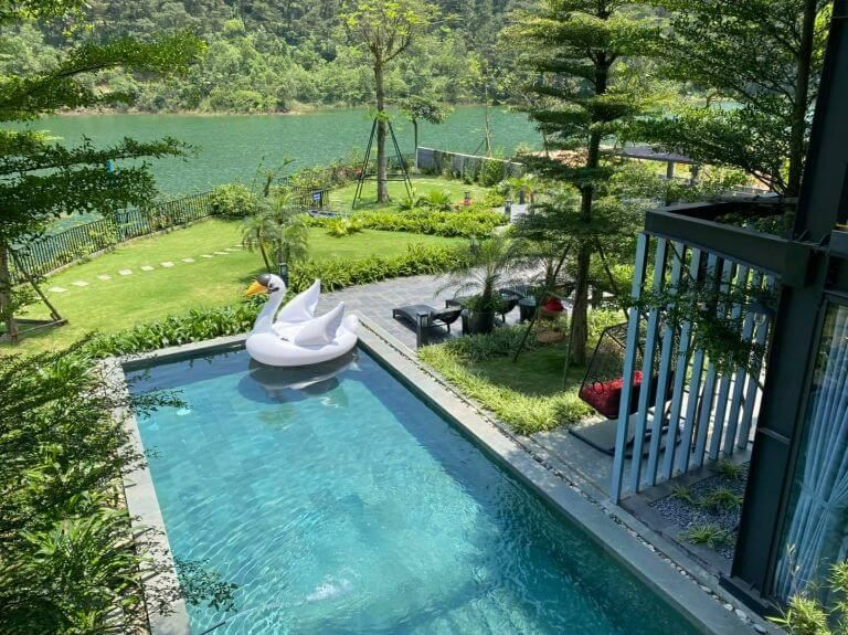 Ngay trước hiên nhà của homestay gần Hà Nội này được bố trí một hồ nhỏ, từ đây bạn có thể tận hưởng view hồ tuyệt đẹp