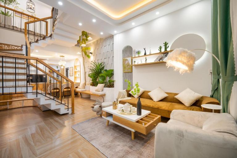 Một căn homestay hiện đại, được trang trí với tông màu chủ đạo là vàng và trắng tạo nên không gian ấm cúng và sang trọng cho khách nghỉ 