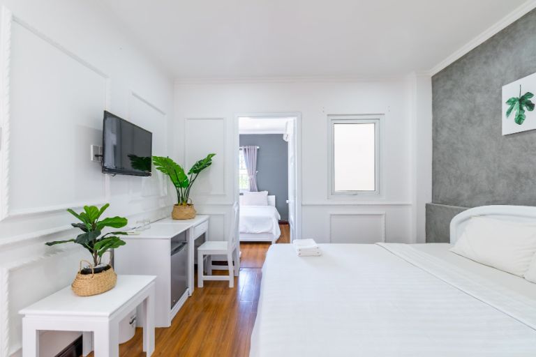 Căn phòng 2 giường đôi lớn sử dụng tông màu trắng làm chủ đạo tạo nên không gian sống sạch sẽ và thoải mái cho khách hàng 