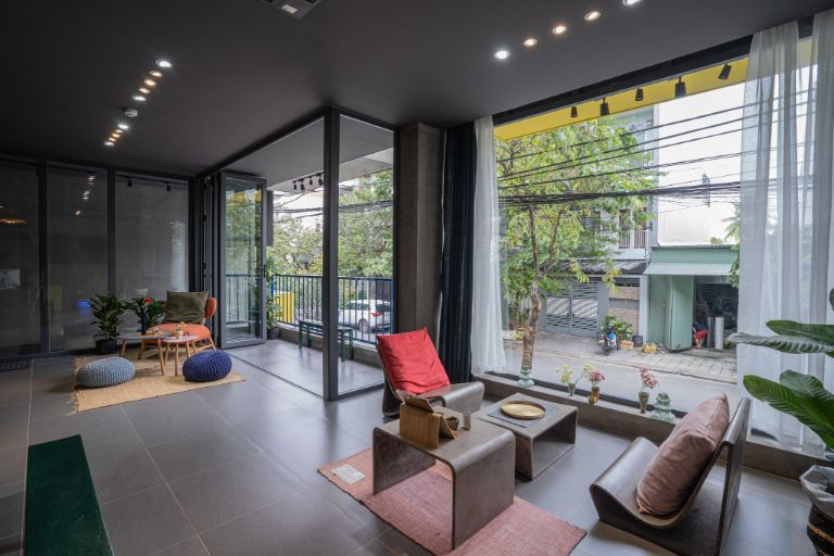 Khu vực phòng khách chính được homestay thiết kế cửa kính nối từ sàn lên tới trần nhà, khách hàng có thể thư giãn cũng như ngắm nhìn quang cảnh thành phố 