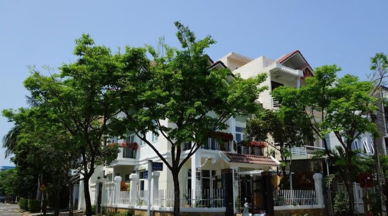 Du khách có thể dễ dàng tìm thấy căn homestay màu trắng nằm ngay gần trung tâm thành phố Đà Nẵng