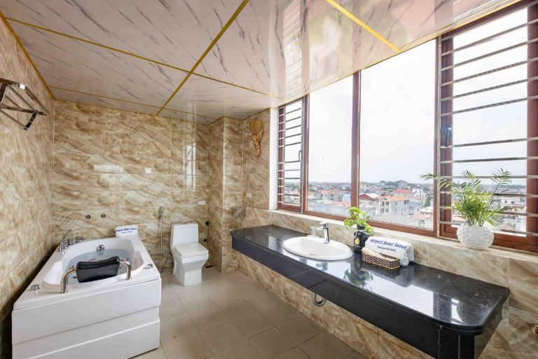 Bên cạnh hai giường đôi kích thước 1m8 x 2m, bạn sẽ được trải nghiệm phòng tắm riêng biệt, với một chiếc bồn tắm massage hiện đại.