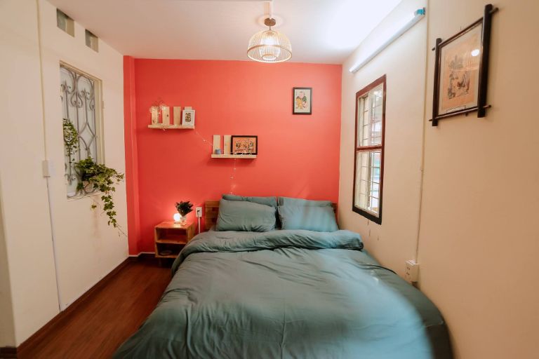Kalon Homestay Hà Nội mang đến không gian nghỉ dưỡng ấm cúng trong những căn phòng có màu hồng và xanh làm chủ đạo 