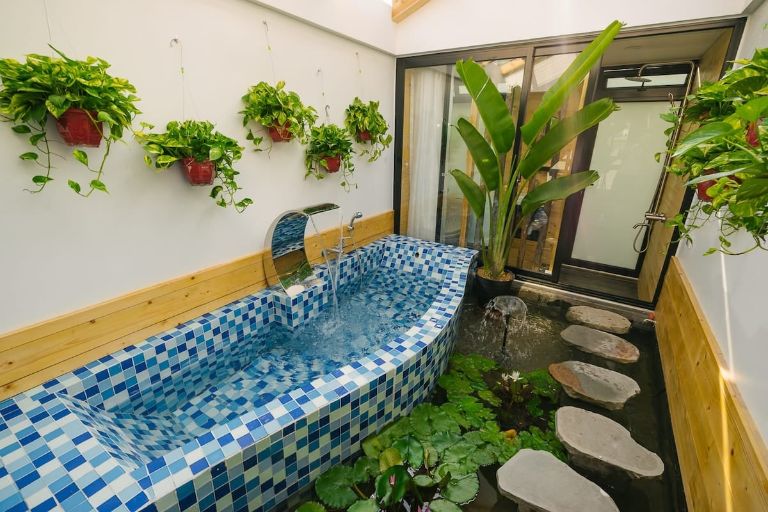Bể bơi ngoài trời là thứ mà khách hàng không nên bỏ qua khi tới lưu trú tại homestay Hà Nội này 