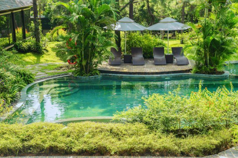 Xung quanh hồ bơi ngoài trời của homestay Amaya được lắp đặt hệ thống ghê nằm có ô mang đến cho du khách sự thư giãn 