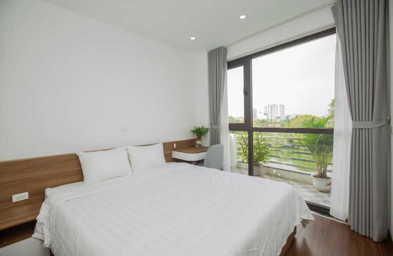 Phòng ngủ của Minasi Home này với view bạc tỷ hướng ra hồ Tây xanh mát 