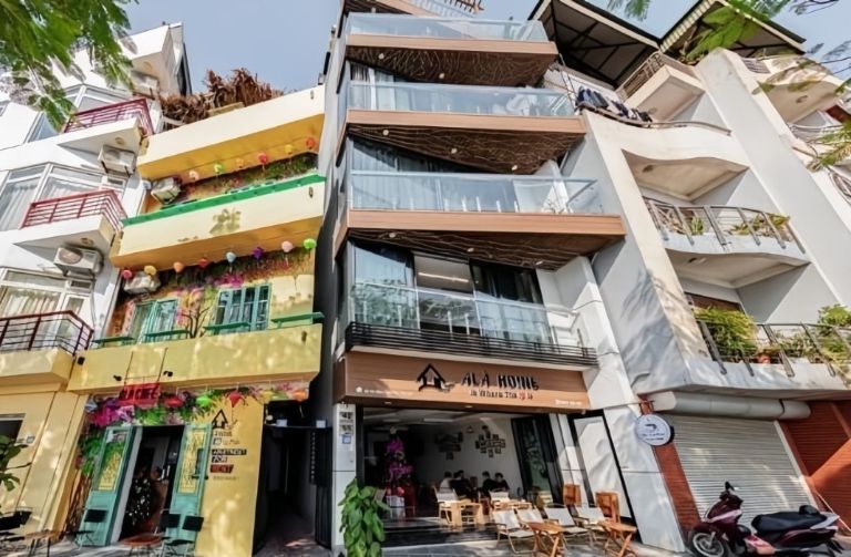 ALÀHome nằm trong khu vực sầm uất của thành phố Hà Nội, nằm cạnh nhiều nhà hàng và quán cafe nổi tiếng cho khách hàng thỏa sức khám phá