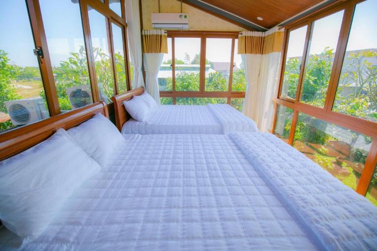 Căn phòng 4 người hot nhất Homestay Lê Thạnh với thiết kế 3 mặt đều lắp kính giúp thu trọn ánh sáng và tạo ra tầm nhìn toàn cảnh siêu đẹp cho khách hàng nghỉ dưỡng 
