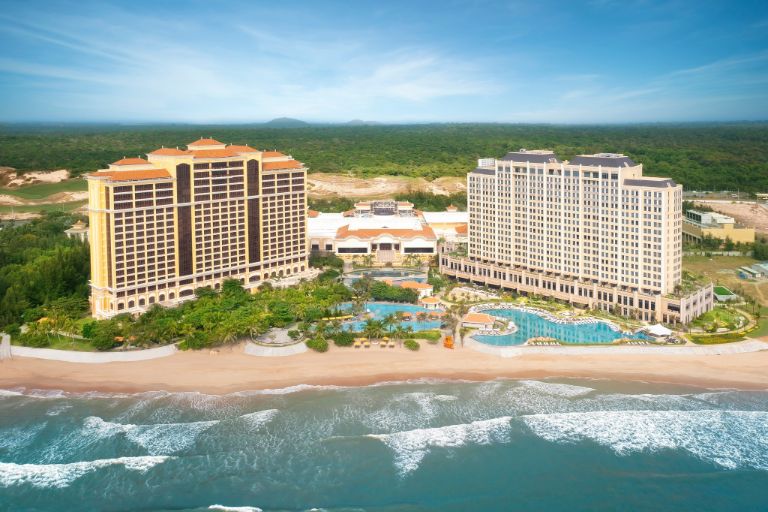 Với vị trí ngay sát biển, Holiday Inn Resort Ho Tram Beach giúp du khách được thưởng thức chiếc view tỷ đô bình minh và hoàng hôn trên biển tuyệt đẹp 