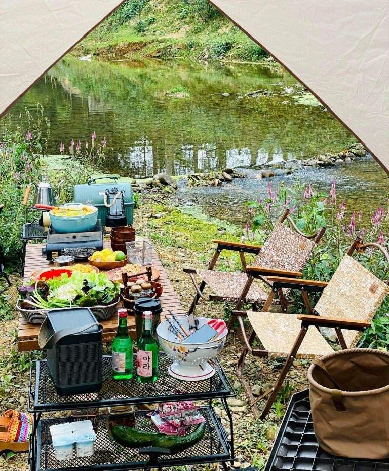 Tại home, du khách có thể cắm trại ở bên bờ suối cùng bạn bè và tạo nên những kỷ niệm đẹp khó quên. (Nguồn: Facebook.com)