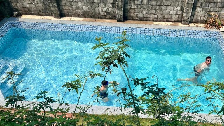 Homestay còn có một hồ bơi trong khuôn viên, cho phép du khách giải nhiệt mùa hè oi bức. (Nguồn: Facebook.com)