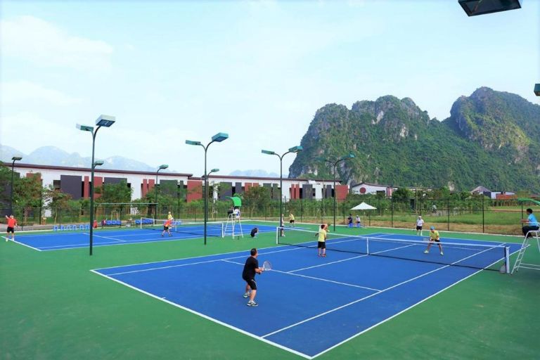 Sân đánh bóng tennis theo chuẩn của một khu nghỉ dưỡng 5 sao tại Serena sẽ mang đến cho du khách một sân chơi giải trí tuyệt vời 