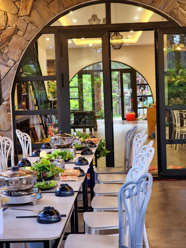 Khu vực ngoài trời của nhà hàng có sức chứa khoảng 30 người được thiết kế với phong cách cổ điển cùng tầm nhìn đẹp ra vườn (nguồn: www.facebook.com)