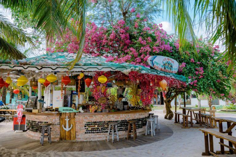 Coco Beachcamp LaGi có quán cà phê ngay trong khuôn viên giá đồ uống chỉ từ 50.000đ