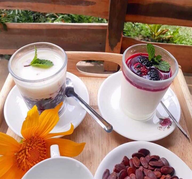Các loại thức uống thơm ngon, tốt cho sức khoẻ được phục vụ tại quán cà phê của homestay. 