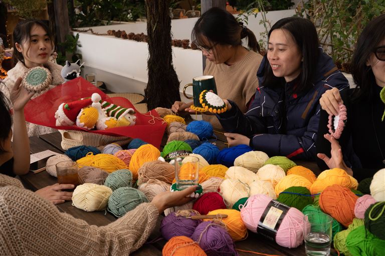 Đông đảo du khách tham gia workshop móc len đầy thú vị của homestay Lâm Đồng - Homestay Andalat. 