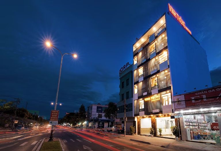 Được thiết kế dưới dạng căn nhà 5 tầng hiện đại, tiện nghi, Vinh Thong Apartment cung cấp chỗ nghỉ tại đường Nguyễn Lương Bằng, Liên Chiểu, Đà Nẵng 