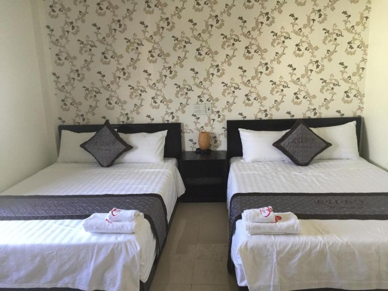 Phòng 2 giường đôi cỡ queen với đầy đủ tiện nghi vệ sinh khép kín, giường nệm chất lượng cao phục vụ khách hàng nghỉ ngơi và thư giãn 