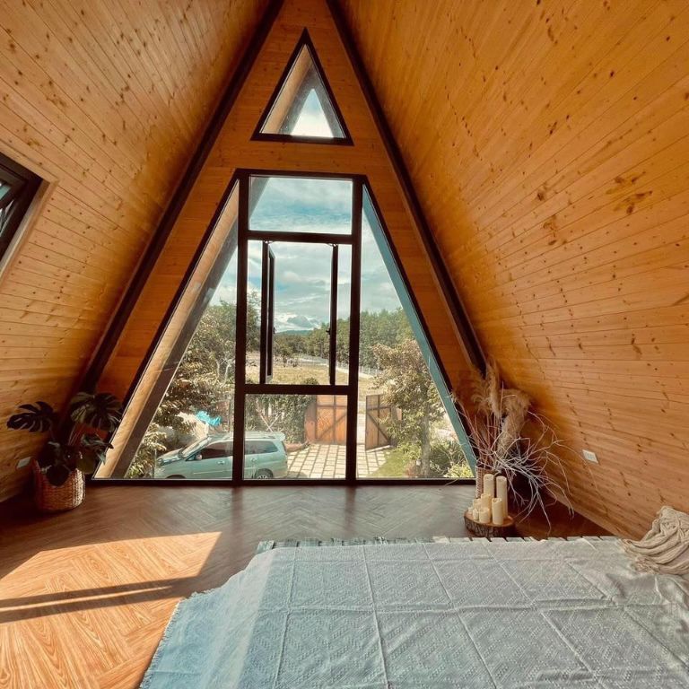 Thiết kế cửa kính lớn nối từ sàn lên tới trần nhà giúp căn phòng thu trọn ánh sáng tự nhiên