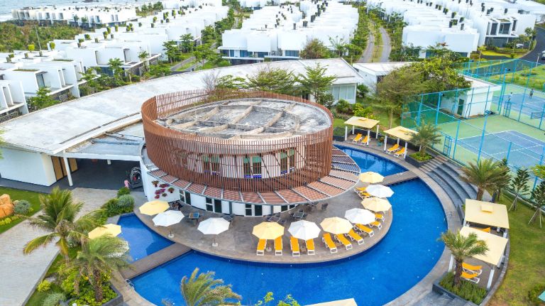 Hãy đến và trải nghiệm dịch vụ bể bơi và sân tennis thượng hạng tại homestay Long Hải này