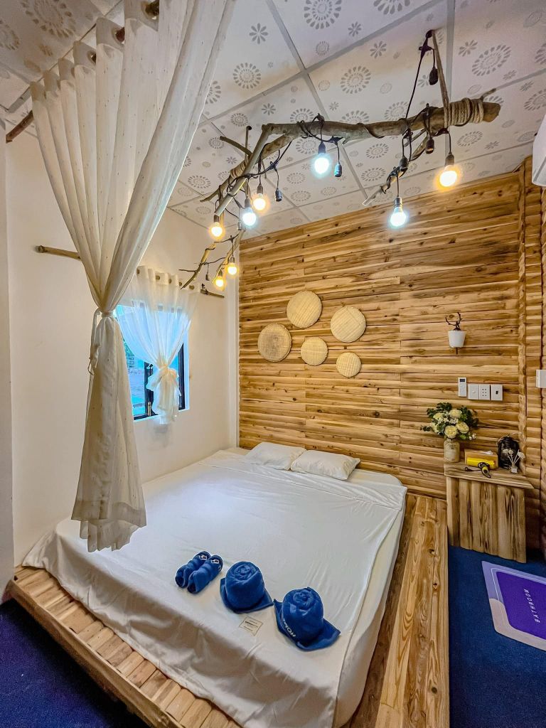 Các căn phòng của homestay Long Hải này tuy mang phong cách hướng về thiên nhiên nhưng vẫn có đầy đủ điều hòa và bình nước nóng 