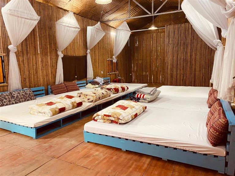 Phòng nghỉ tập thể có diện tích lớn và bố trí 10 giường đơn cùng chăn, ga, gối, màn. 