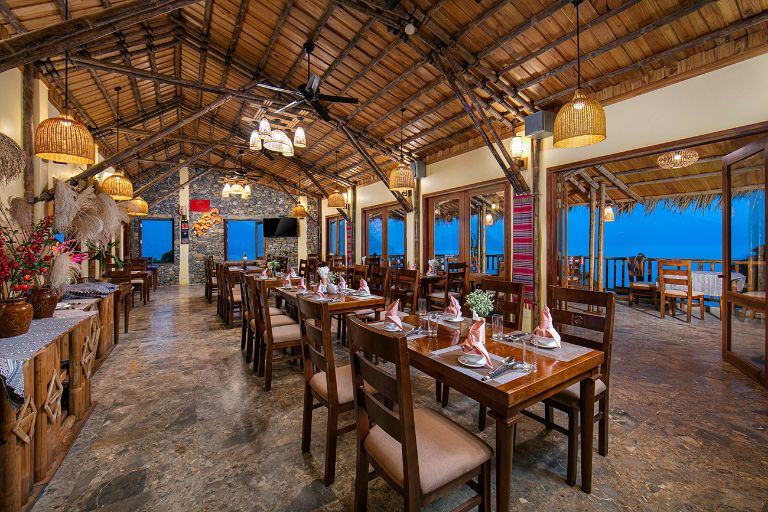 Nhà hàng Bamboo tại Homestay Mai Châu HideAway Lake có trần cao 7 mét với view hướng hồ lãng mạn (nguồn: booking.com)