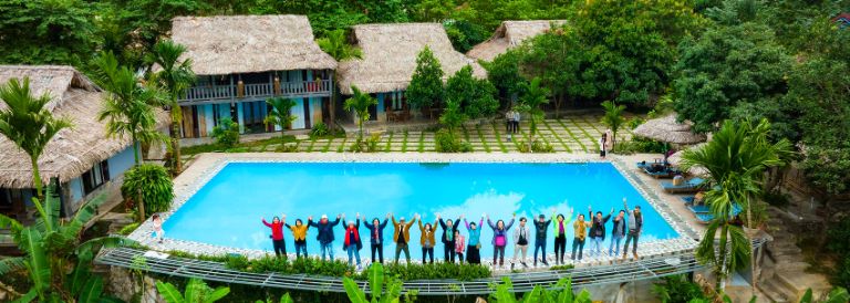 Homestay Mai Chau Sky nổi bật với các căn nhà mái lá cổ điển cùng bể bơi vô cực rộng lớn (nguồn: booking.com)