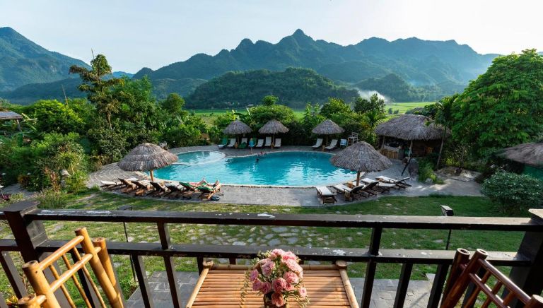 Bể bơi vô cực tại Homestay Mai Chau Ecolodge hướng tầm nhìn toàn cảnh ra núi rừng hùng vĩ (nguồn: booking.com)