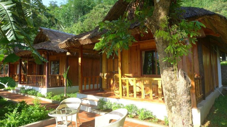 Homestay Mai Chau Sunrise Village gây ấn tượng với những căn bungalow bằng gỗ nằm liền kề (nguồn: booking.com)