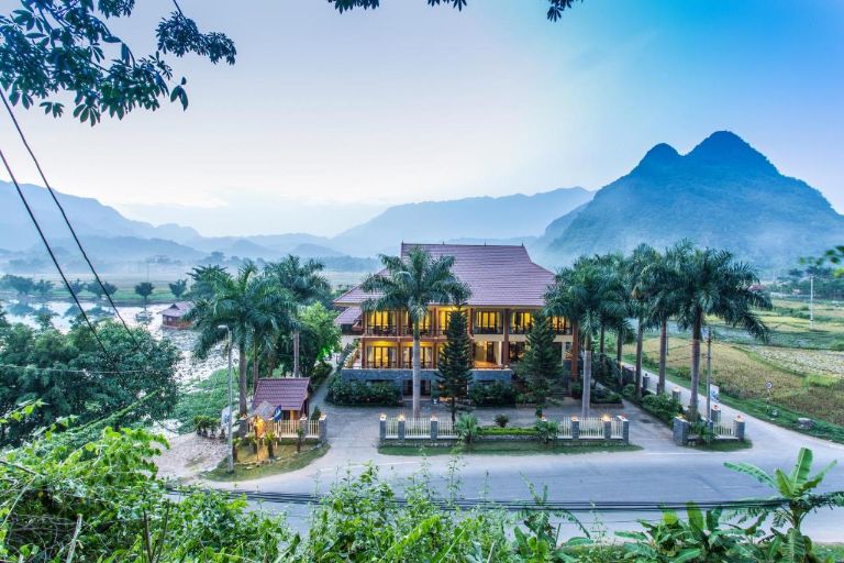Homestay Mai Châu Lodge là toà nhà 2 tầng với không gian hữu tình núi rừng tuyệt đẹp (nguồn: booking.com)