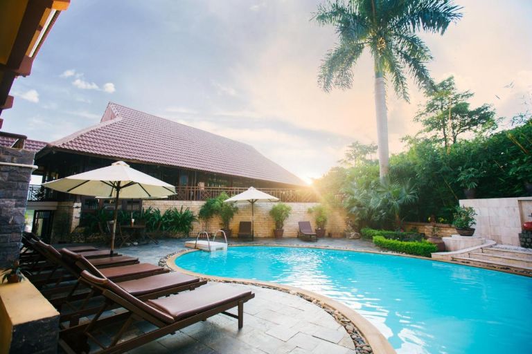 Khu vực bể bơi tại Homestay Mai Châu Lodge rộng rãi cho bạn tha hồ sử dụng miễn phí (nguồn: booking.com)