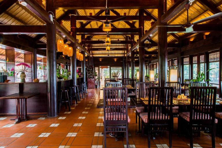Nhà hàng Bó Luông mang thiết kế cổ điển với nội thất chủ yếu bằng gỗ (nguồn: booking.com)